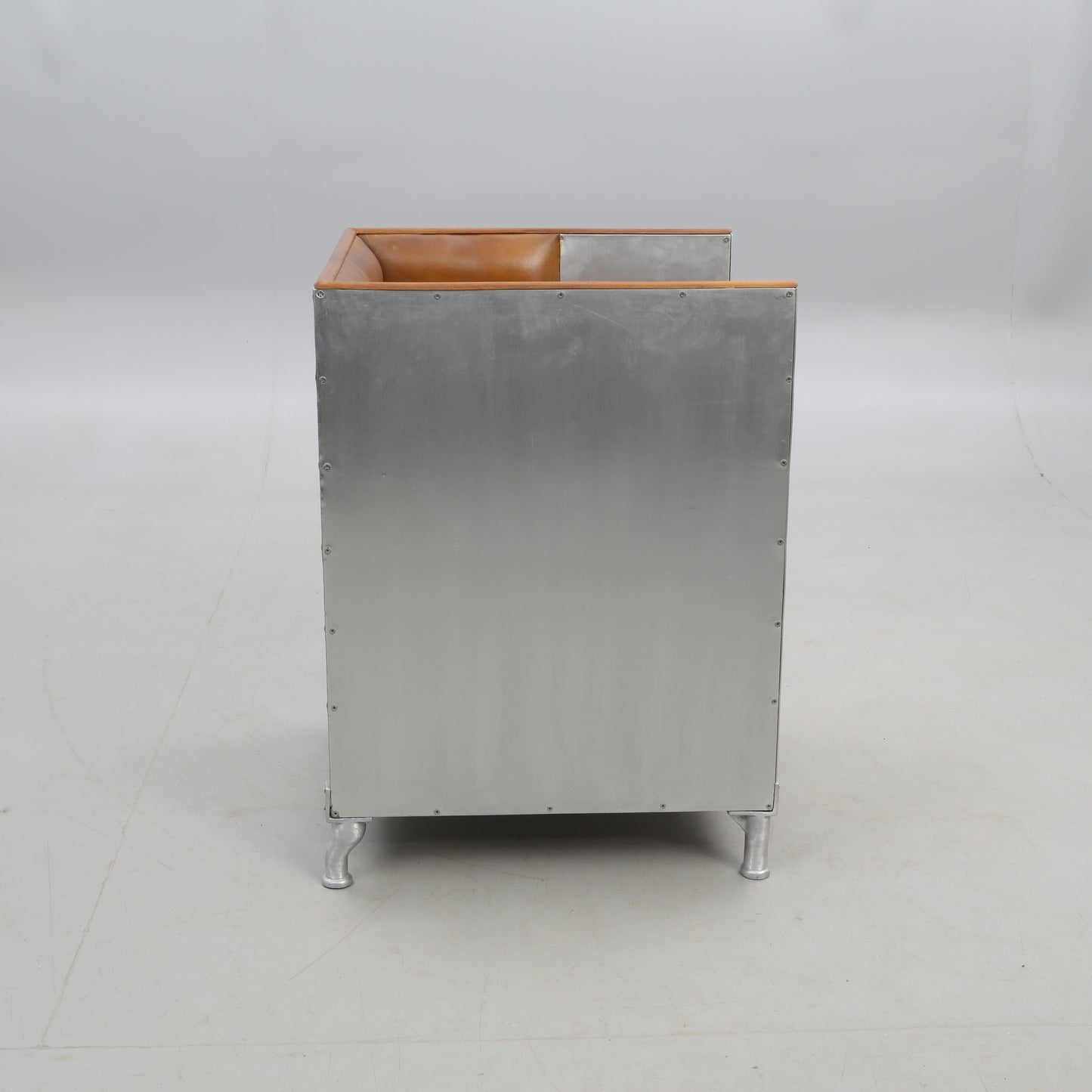 Decibel fåtölj metall Cognac läder