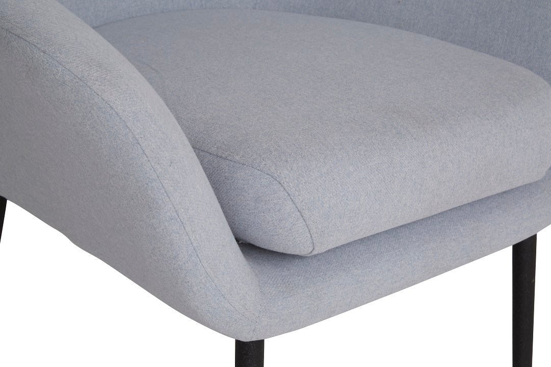 Milano grå tygfåtölj med svarta ben