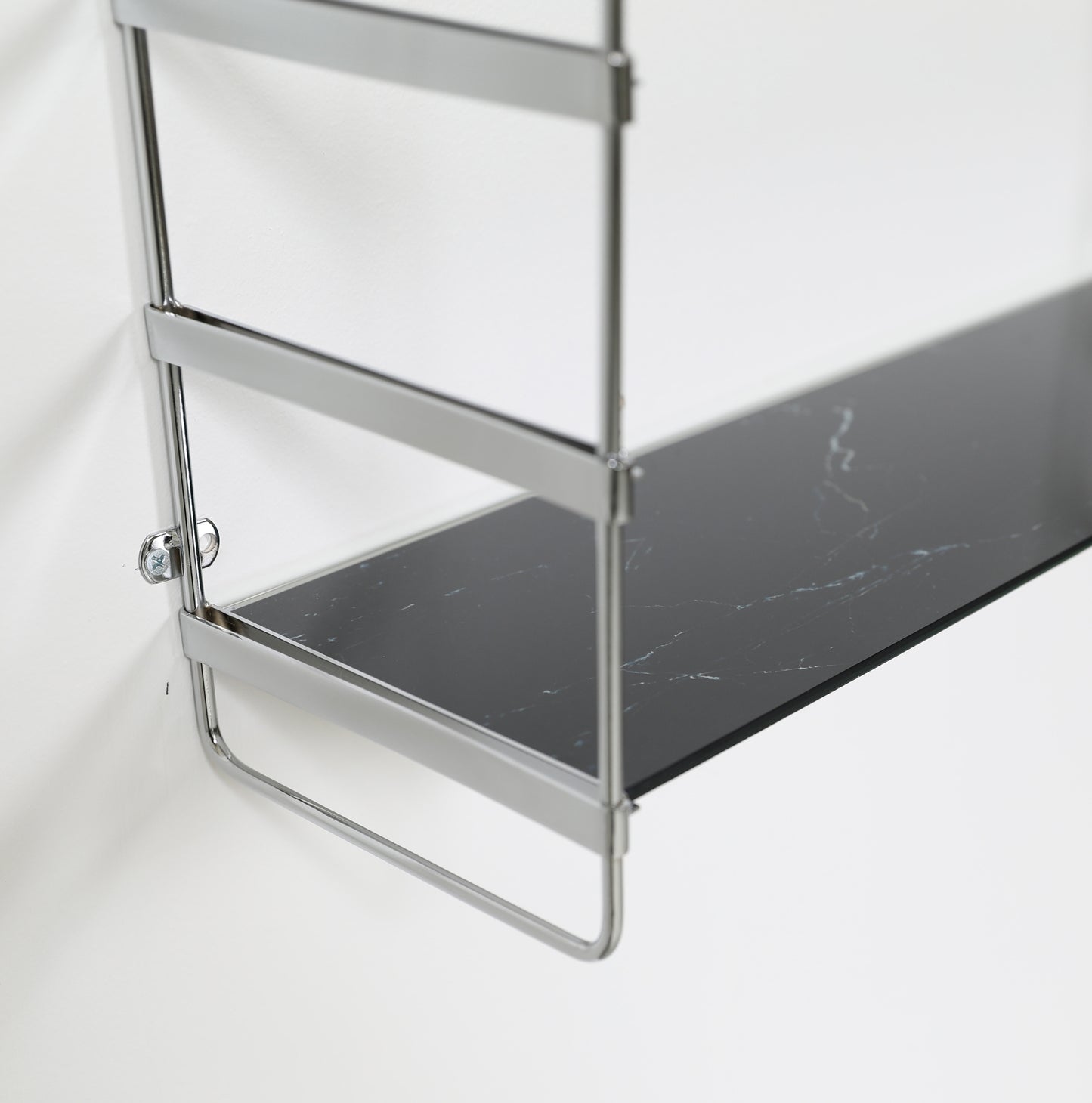 Svart glashylla med marmormönster