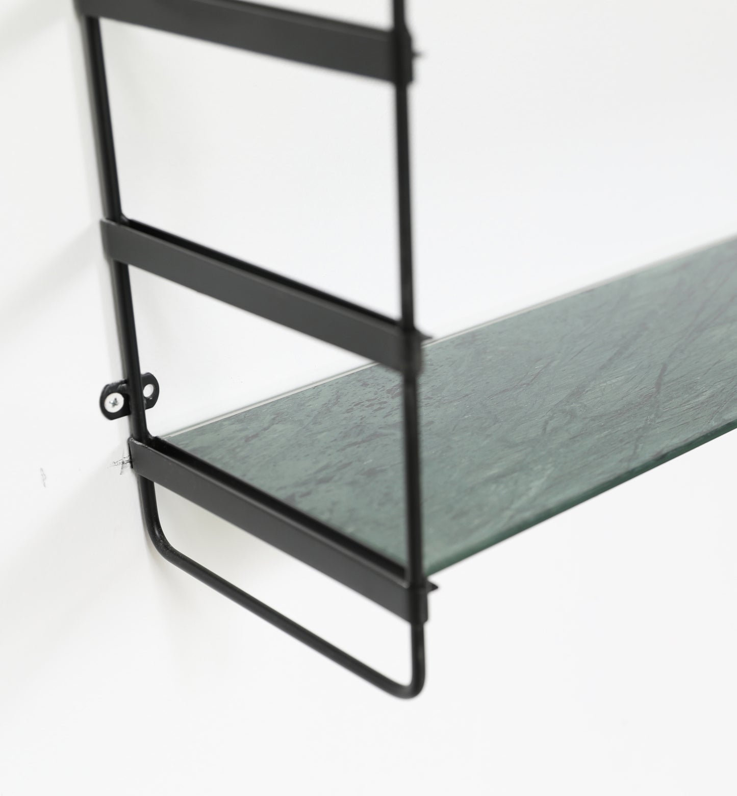 Grön glashylla med marmormönster