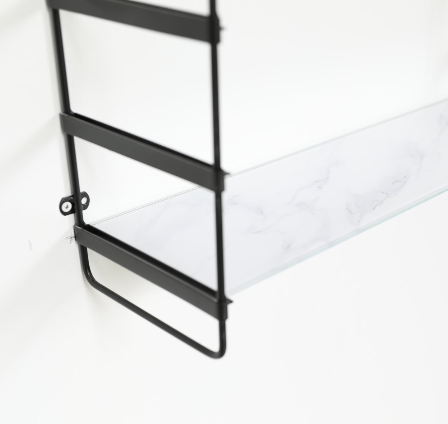 Vit glashylla med marmormönster