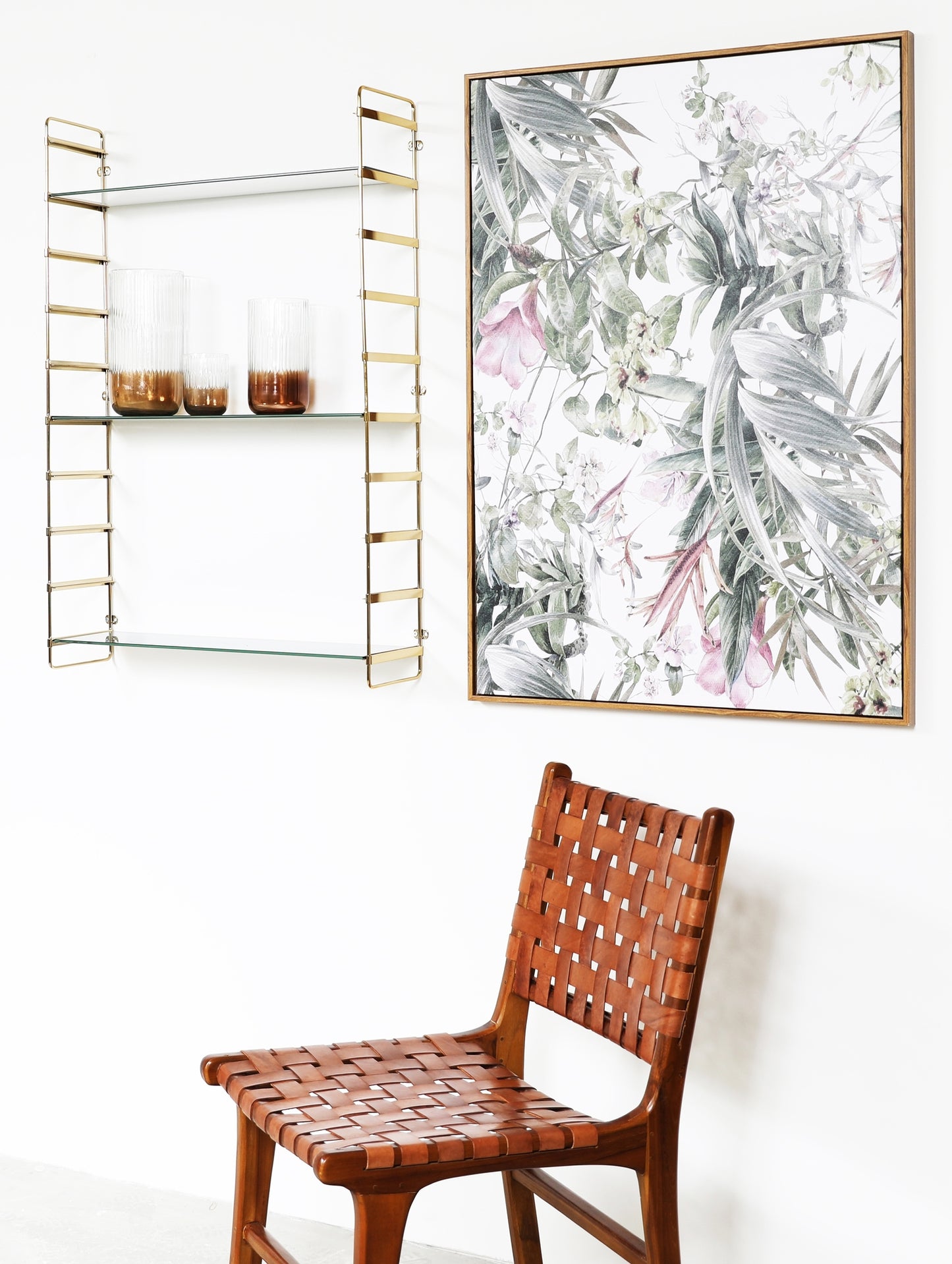 Vit glashylla med marmormönster