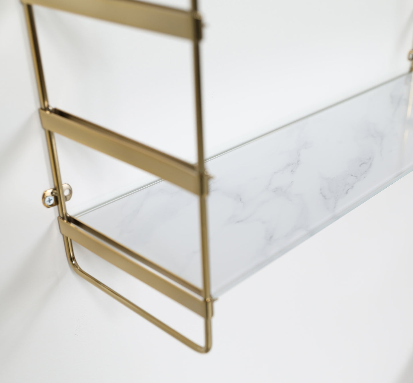 Vit glashylla med marmormönster