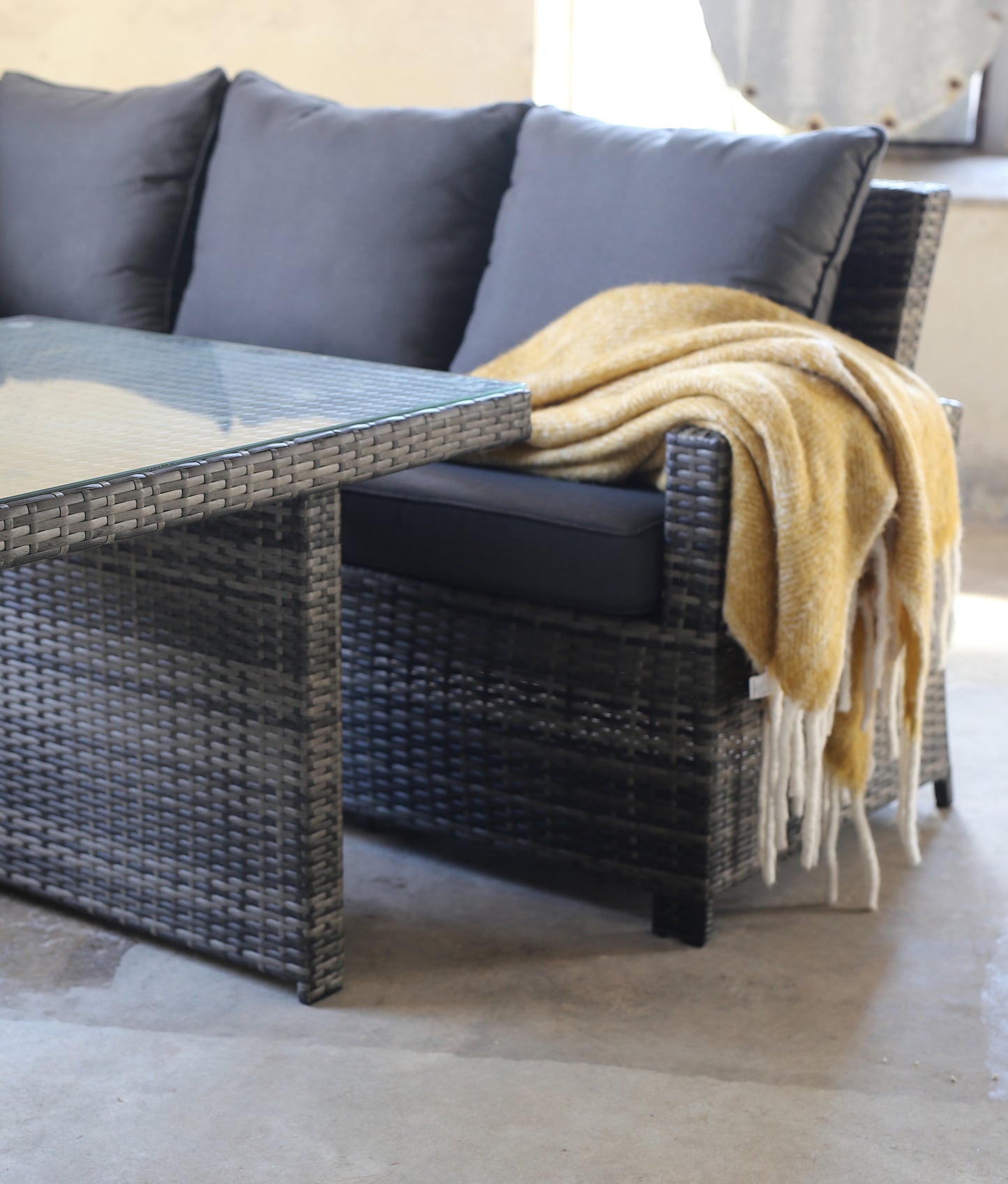 Daven utegrupp med bord - Grå konstrotting