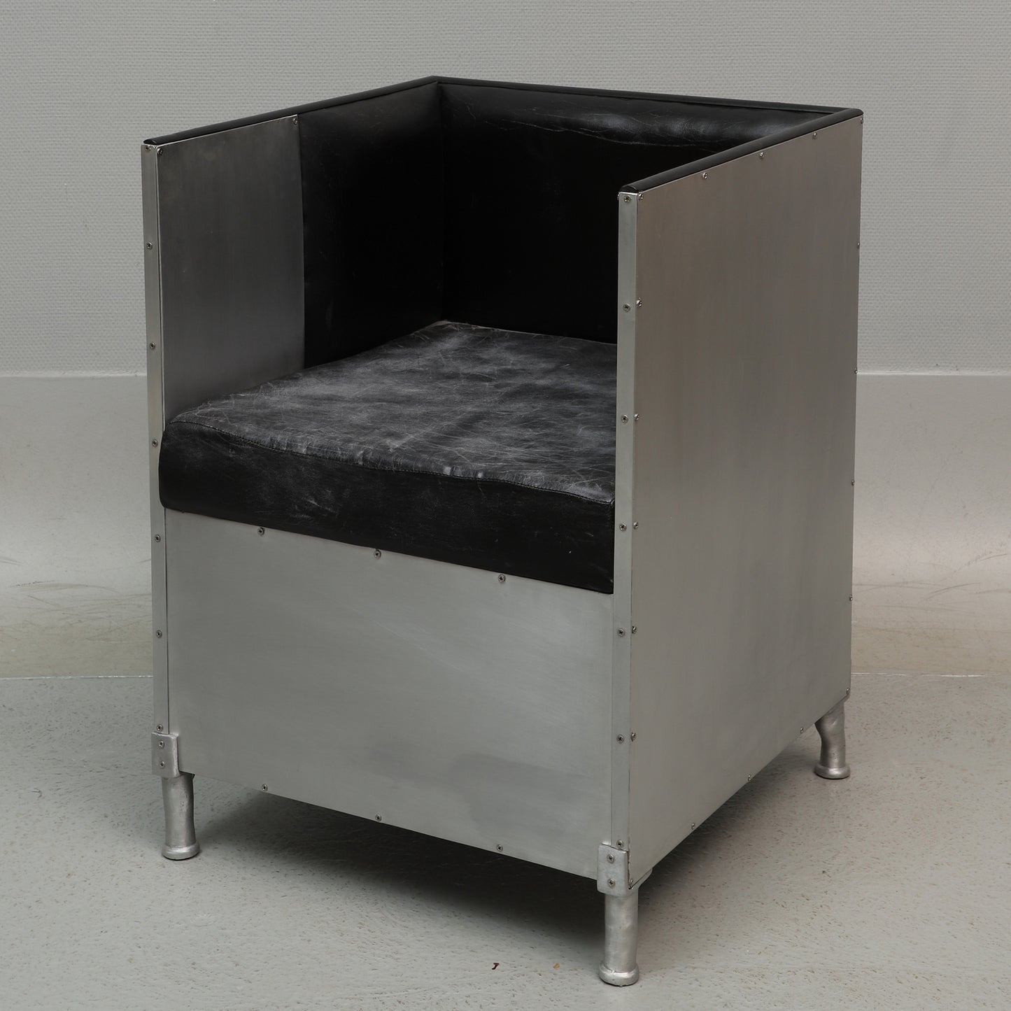 Decibel fåtölj metall svart läder