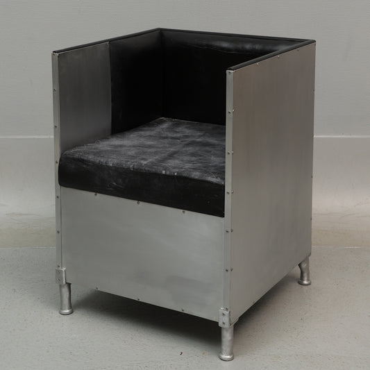 Decibel fåtölj metall svart läder