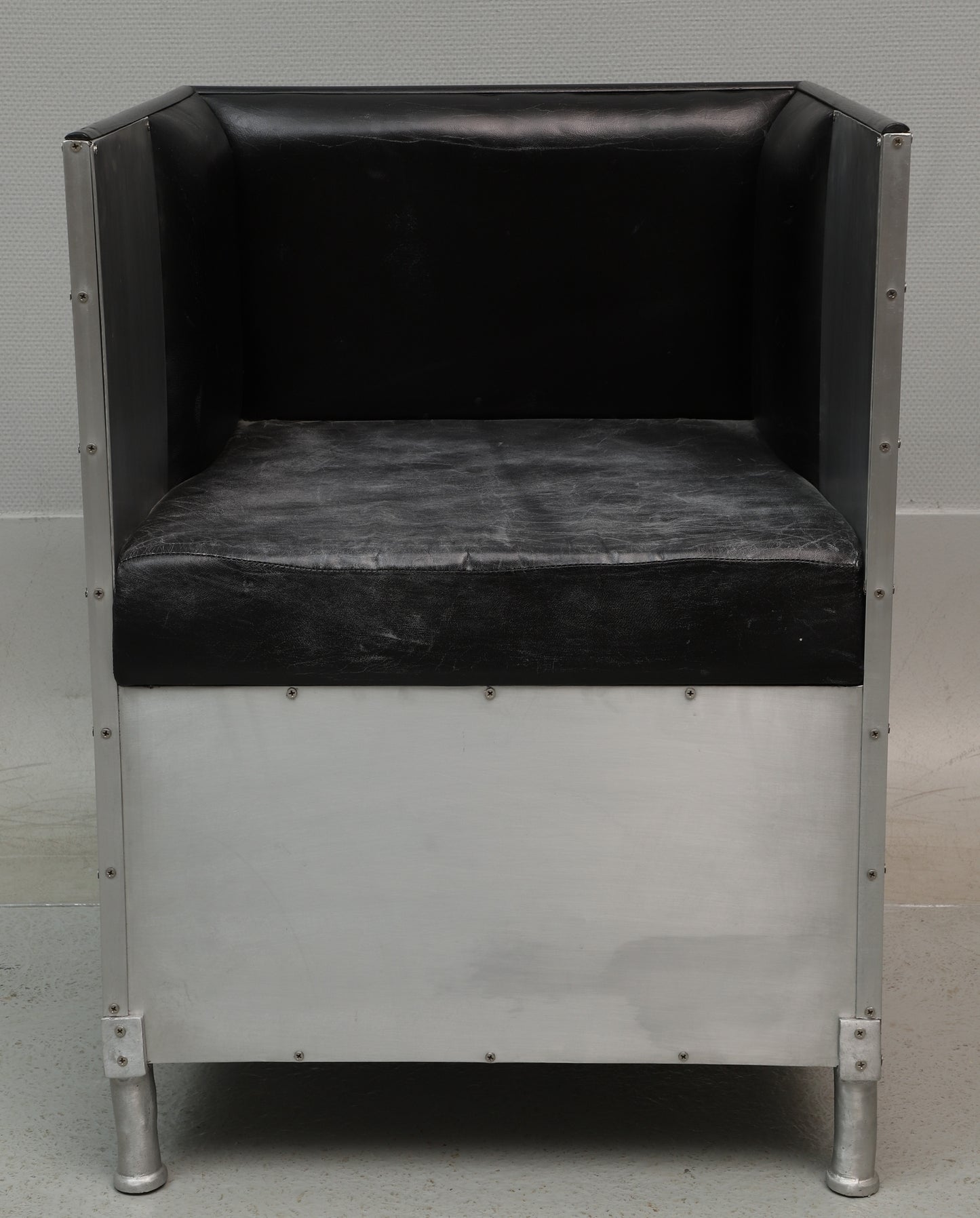 Decibel fåtölj metall svart läder