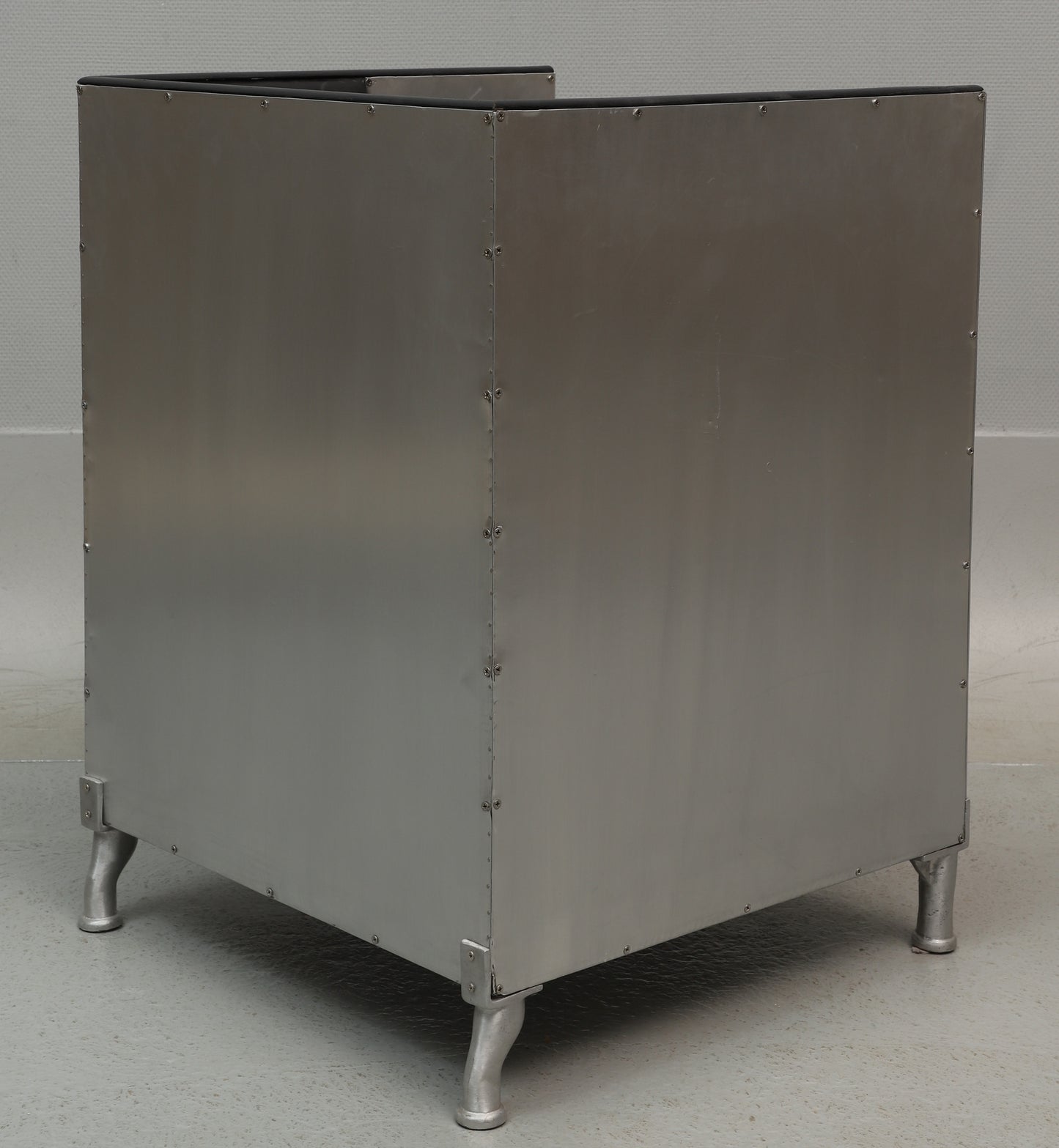 Decibel fåtölj metall svart läder