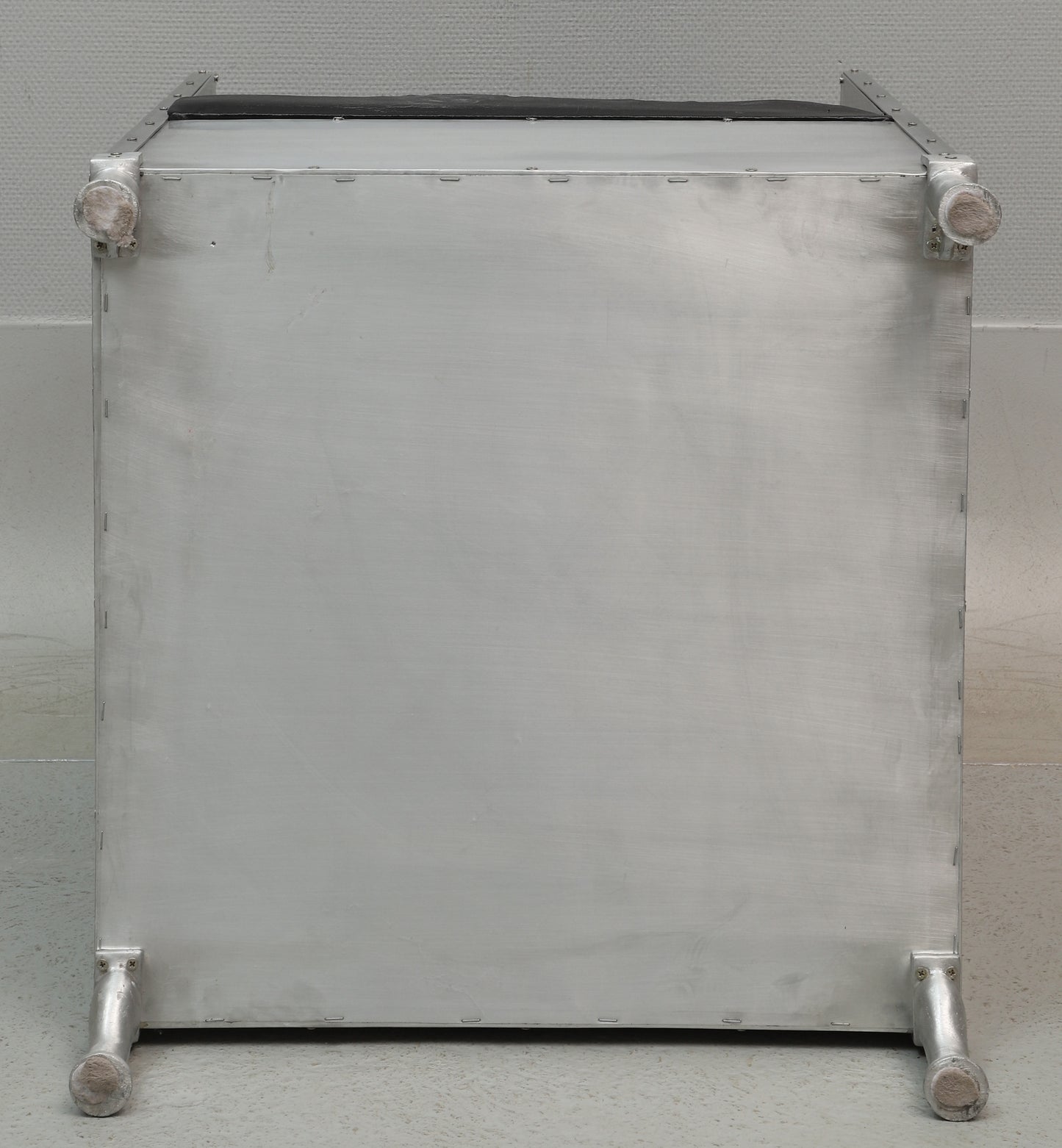 Decibel fåtölj metall svart läder