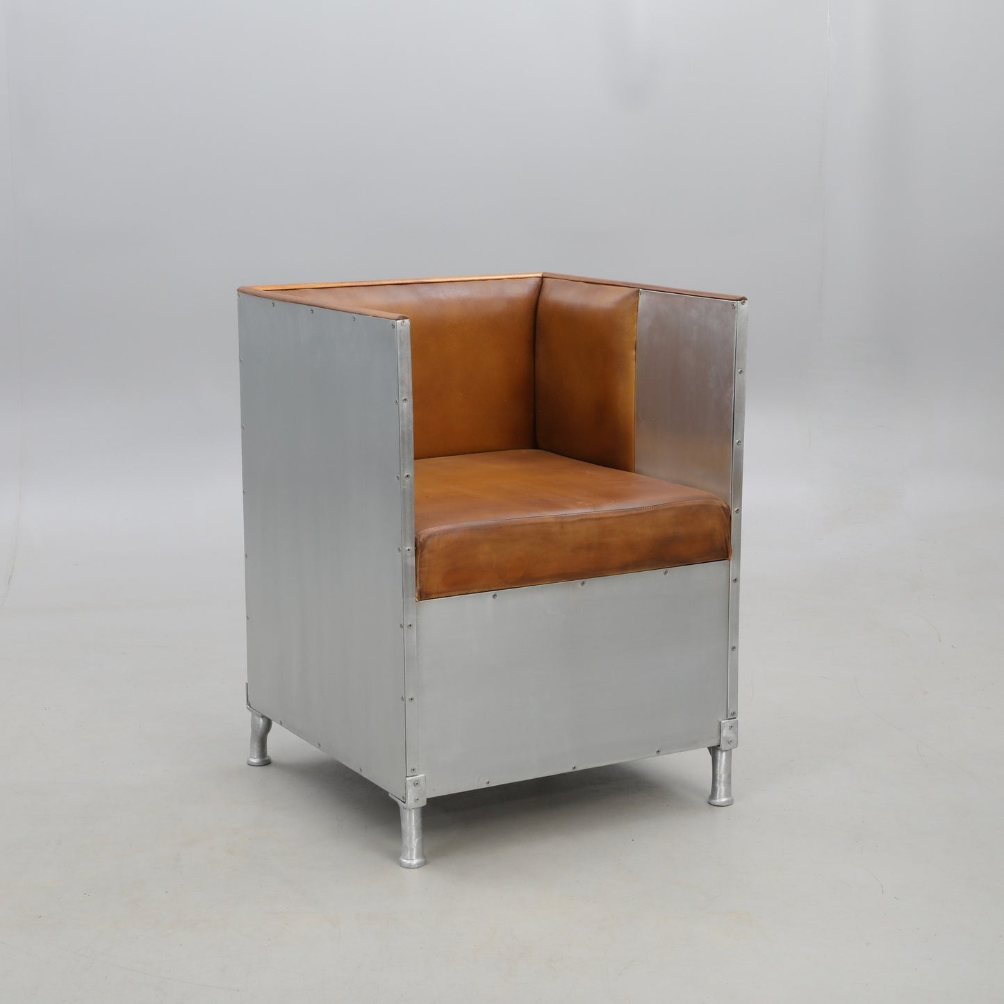 Decibel fåtölj metall Cognac läder