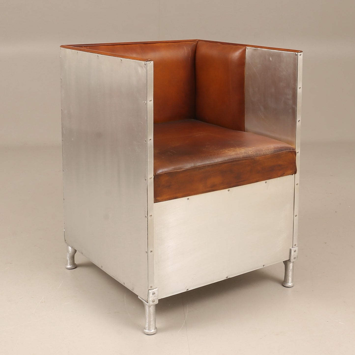 Decibel fåtölj metall Cognac läder