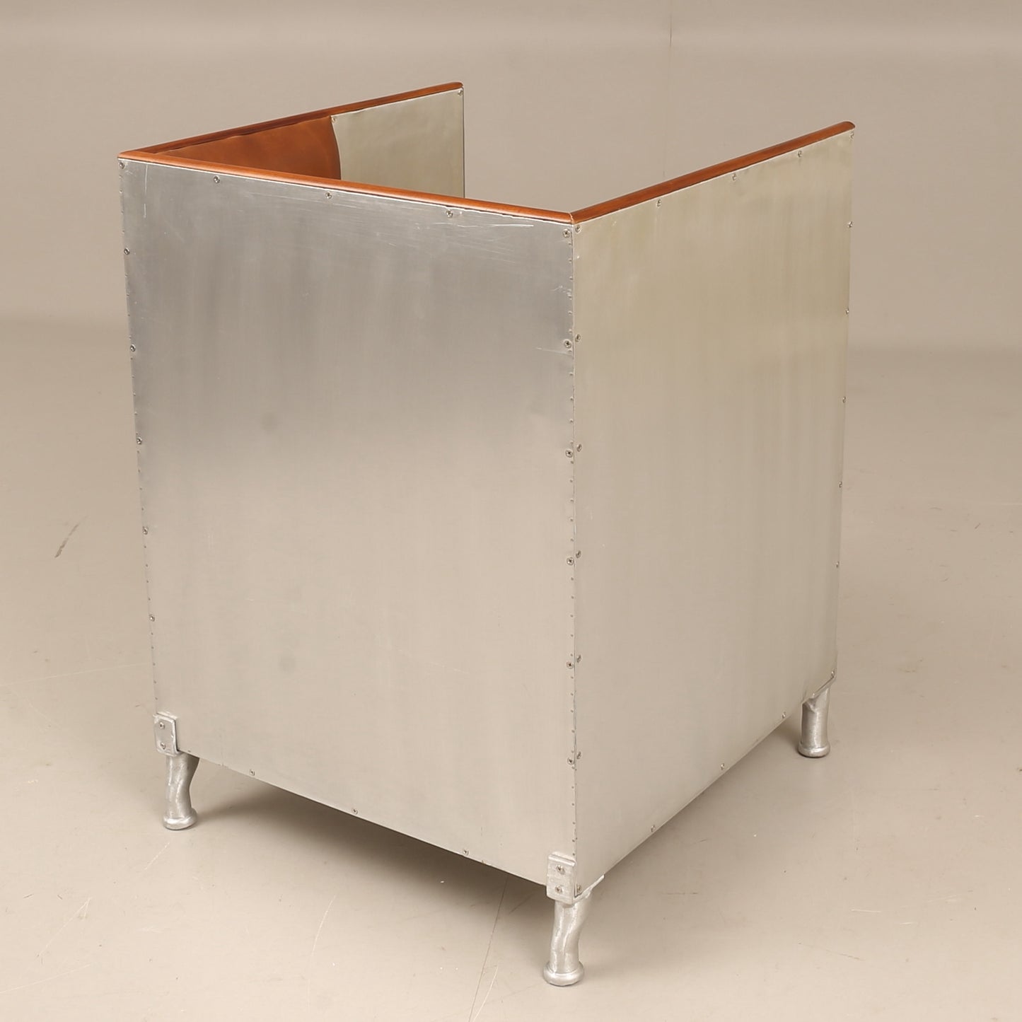 Decibel fåtölj metall Cognac läder