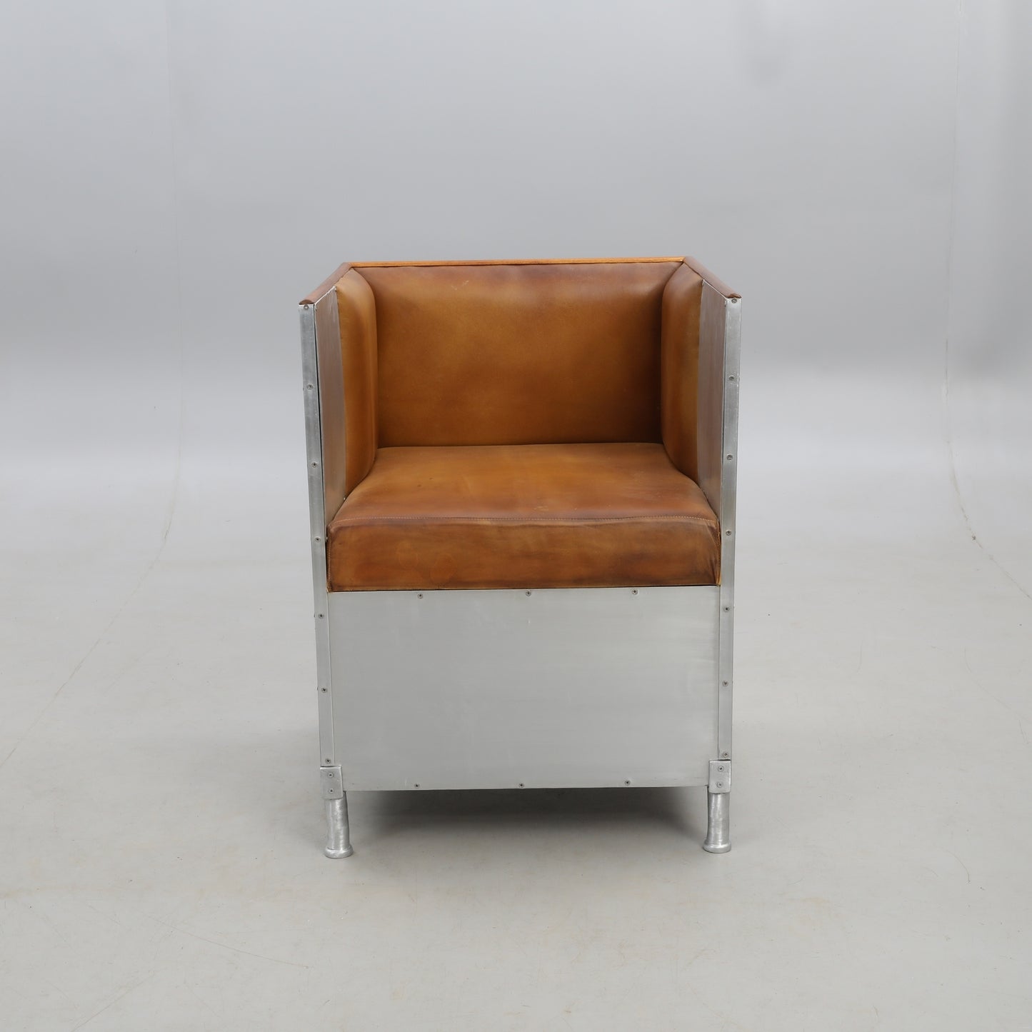 Decibel fåtölj metall Cognac läder